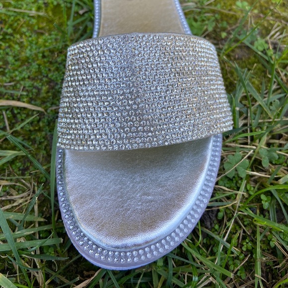 Silver Flat Sandals flip flops New size 6 - Picture 2 of 5